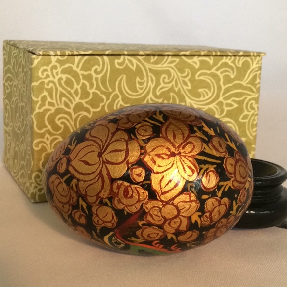 ๐ Vintage Wood Lacquer Egg On Stand Flowers Red Gold - Picture 5 of 9
